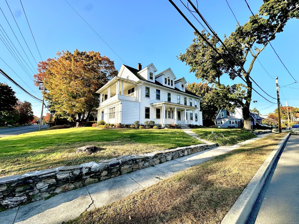 370 Stratfield Rd in Fairfield, CT - Building Photo