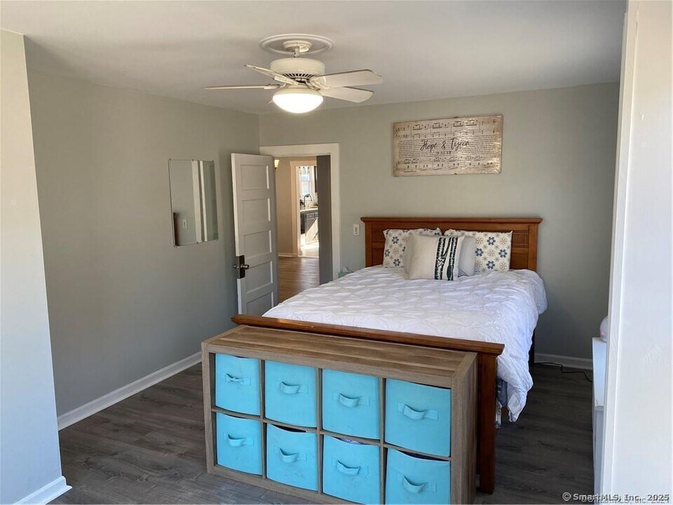 34 Trumbull St in Stonington, CT - Building Photo