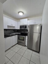 8320 NW 8th St in Miami, FL - Building Photo