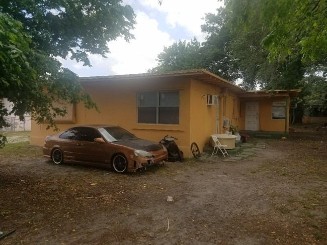 Vicki Apartments in Miami, FL - Building Photo - Building Photo