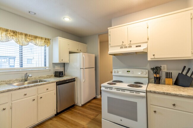 22 Webster Ct in Newington, CT - Building Photo - Building Photo