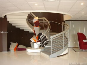5701 Collins Ave, Unit 1406 in Miami, FL - Foto de edificio - Building Photo