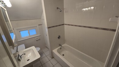 77 Hartford St in Newton, MA - Foto de edificio - Building Photo