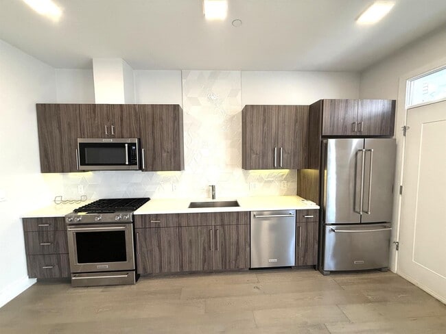 24 Rush St, Unit E in Somerville, MA - Building Photo - Building Photo