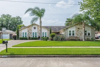 16007 Brookvilla Dr in Houston, TX - Building Photo - Building Photo