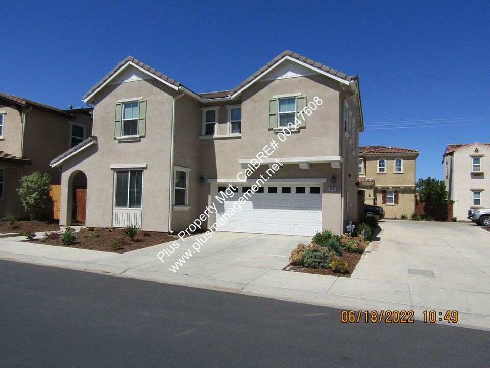 1955 Blue Sage Ln in Santa Maria, CA - Foto de edificio