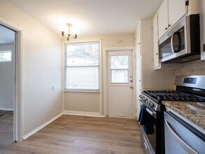 1411 Westmoor Dr in Austin, TX - Building Photo - Building Photo