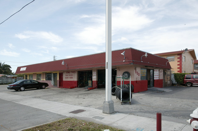 650-Barcelona in Hialeah, FL - Foto de edificio - Building Photo