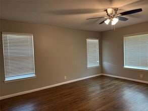 11321 Wyatt St in Dallas, TX - Foto de edificio - Building Photo