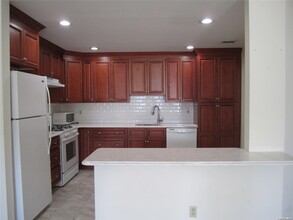 238 Windward Ct N in Port Jefferson, NY - Foto de edificio - Building Photo