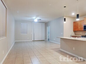 14366 W Pershing St in Surprise, AZ - Foto de edificio - Building Photo