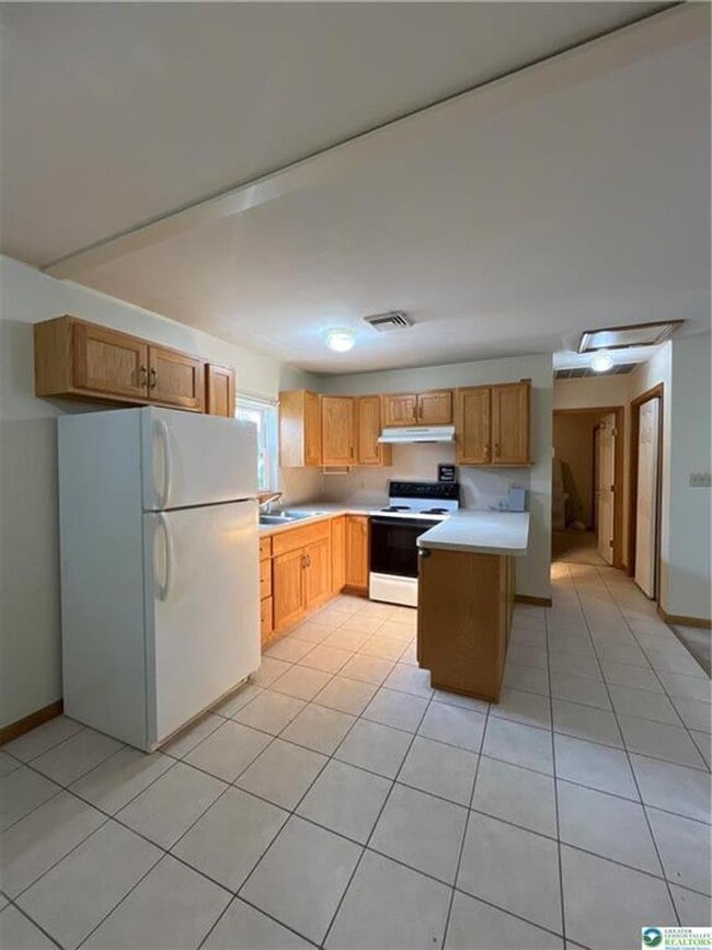 11 S Main St in Nazareth, PA - Building Photo - Building Photo