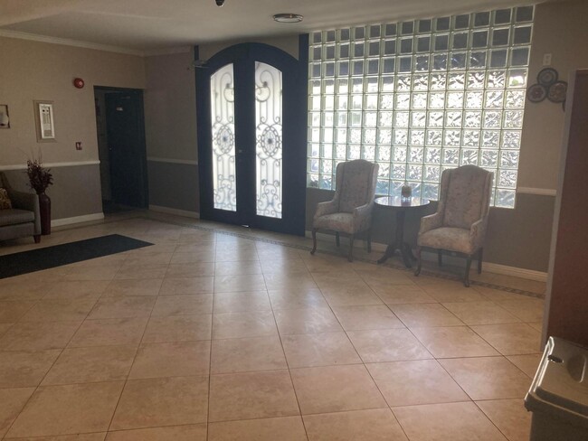 11252 Peach Grove St, Unit 204 in North Hollywood, CA - Building Photo - Building Photo