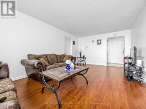 130 Neptune Dr in Toronto, ON - Building Photo - Building Photo