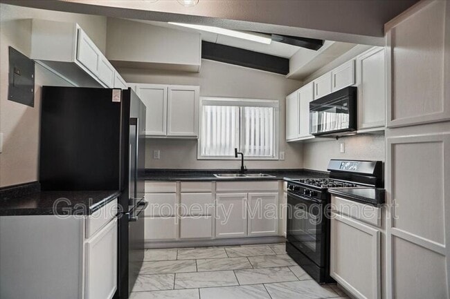 17197 Sierra Hwy in Santa Clarita, CA - Building Photo - Building Photo