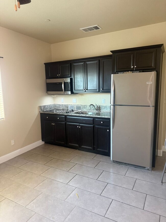 1705 Clearwater St in Tulare, CA - Building Photo - Building Photo