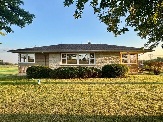 577 W Glendora Rd in Buchanan, MI - Building Photo - Building Photo