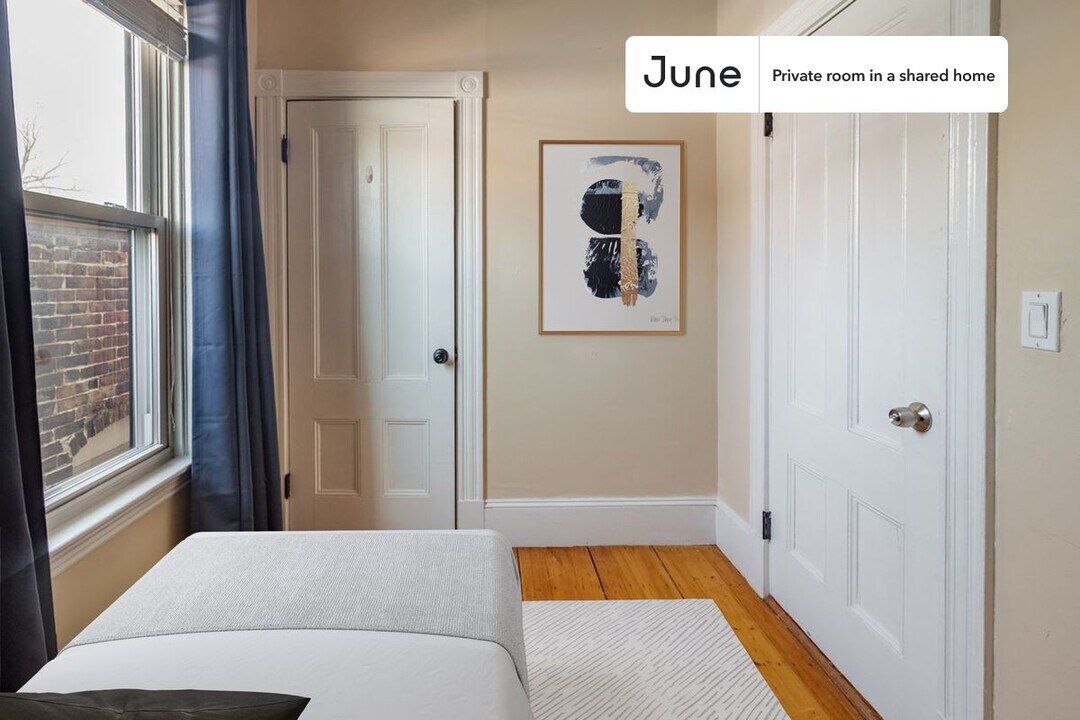 Private bedroom in 4 bed/1 bath Home in Boston, MA - Building Photo