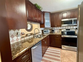 4725 Lucerne Lakes Blvd E in Greenacres, FL - Foto de edificio - Building Photo