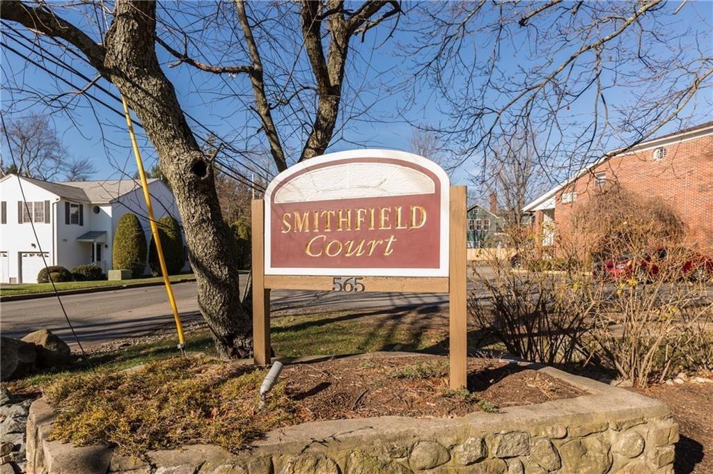 565 Smithfield Rd in North Providence, RI - Building Photo