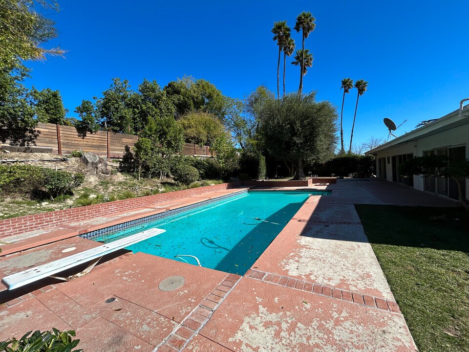 24507 Hatteras St in Los Angeles, CA - Building Photo