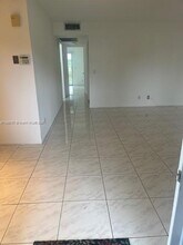 300 SW 134th Way in Pembroke Pines, FL - Foto de edificio - Building Photo