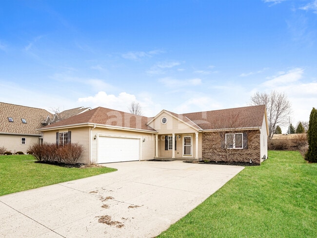 338 Ponderosa Dr in Hartford, WI - Foto de edificio - Building Photo