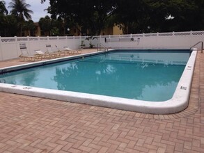 480 NW 20th St, Unit 111 in Boca Raton, FL - Building Photo - Building Photo