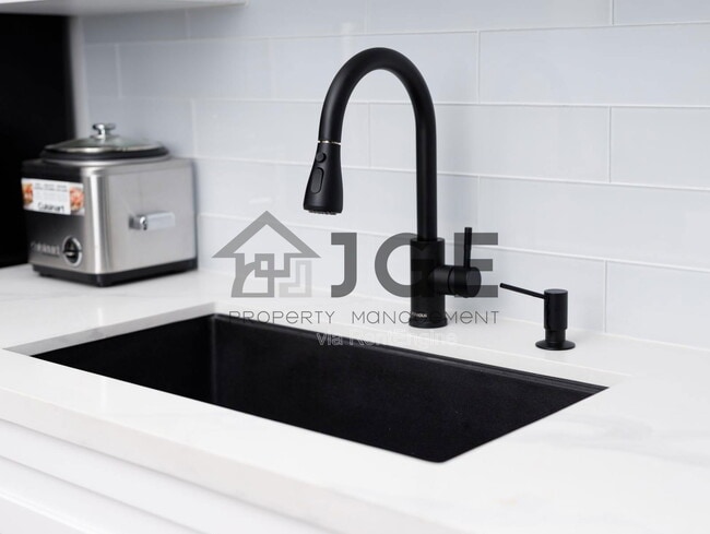 270 NE 191st St in Miami, FL - Building Photo - Building Photo