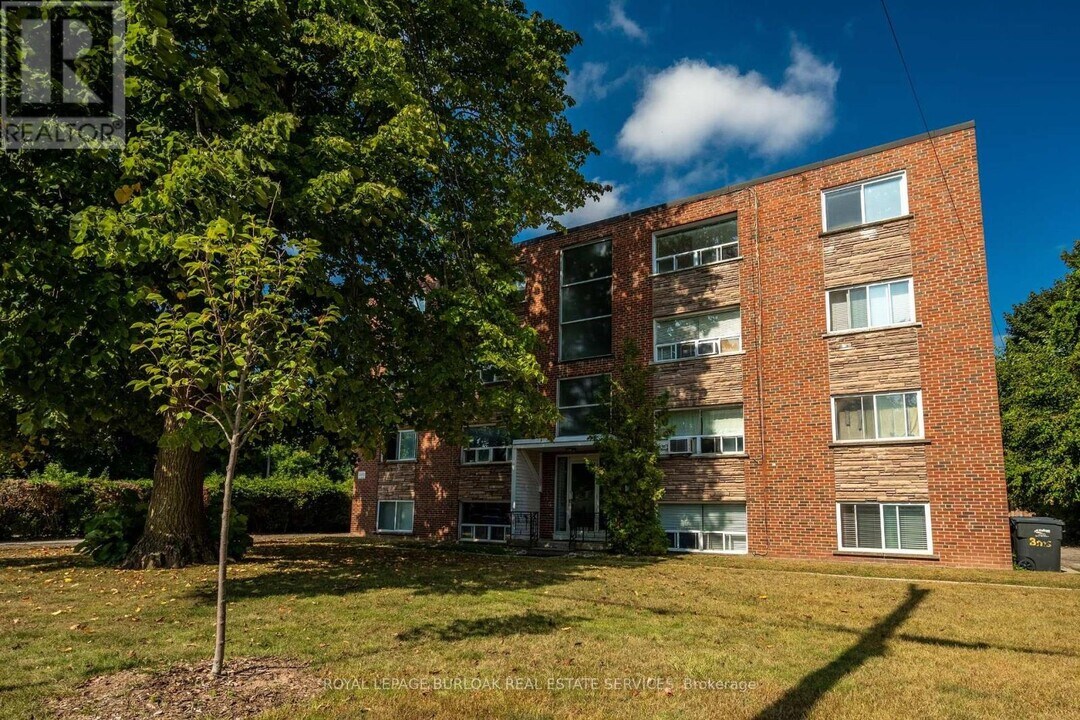 2161 Ghent Ave in Burlington, ON - Building Photo