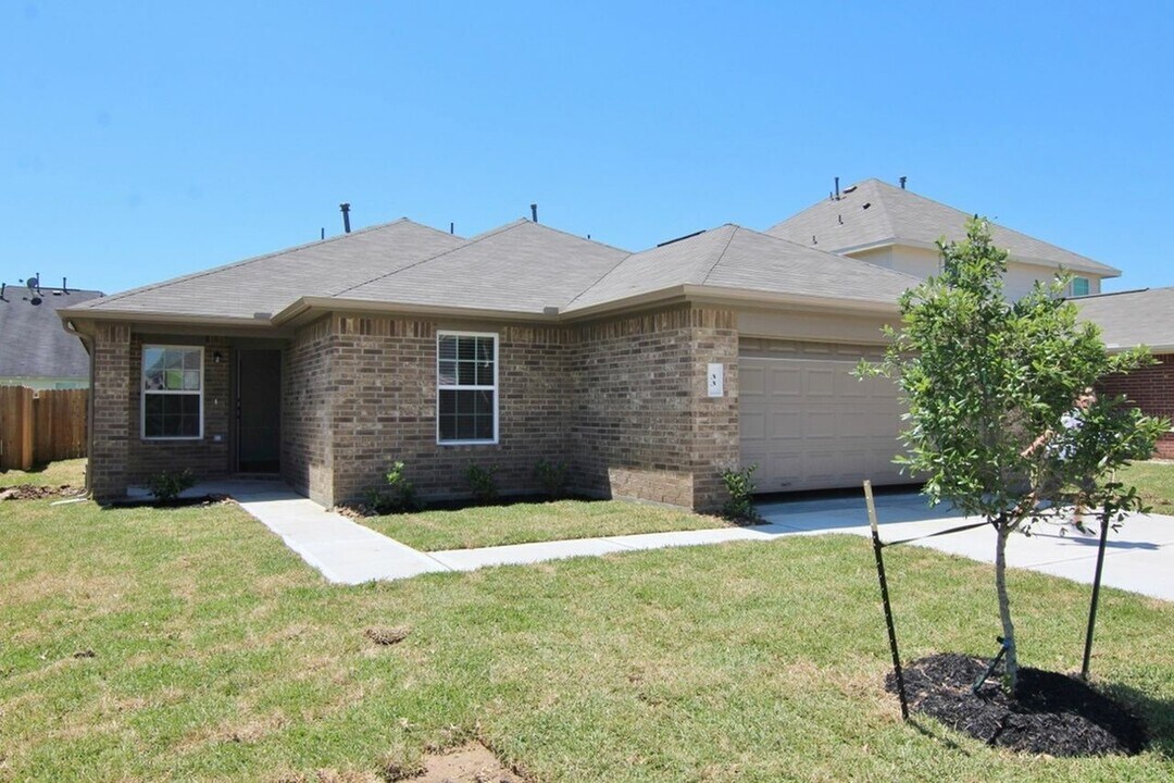 33 Santa Barbara Dr in Manvel, TX - Building Photo