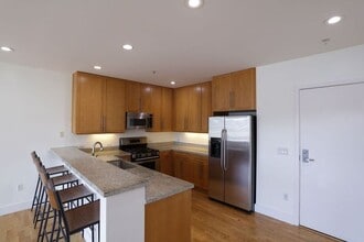 371 30th St, Unit 201 in Oakland, CA - Building Photo - Building Photo