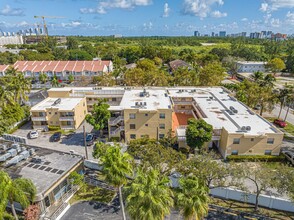 2031 NE 139 St North Miami Beach, FL 33181 in North Miami Beach, FL - Foto de edificio - Building Photo