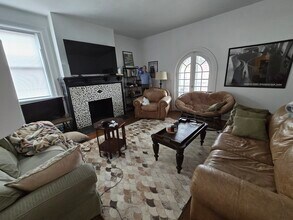 807 N Sheppard St, Unit 2 in Richmond, VA - Foto de edificio - Building Photo