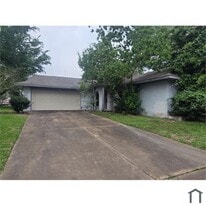 8762 Mickleton Dr in Houston, TX - Building Photo