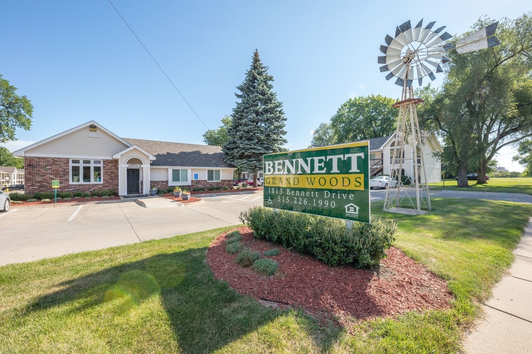 Bennett Grand Woods Apartments in West Des Moines, IA - Building Photo