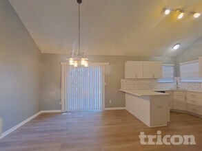 1025 N Crest Dr in Olathe, KS - Building Photo - Building Photo