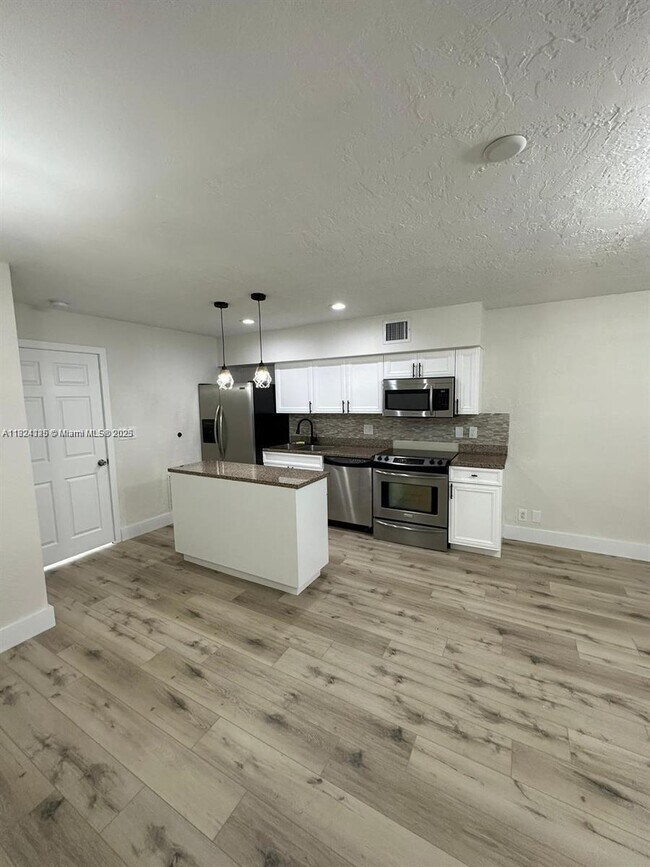 758 NE 13th Ct in Fort Lauderdale, FL - Building Photo - Building Photo