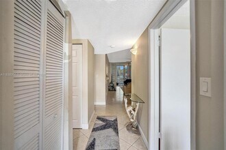 1900 Sabal Palm Dr in Davie, FL - Building Photo - Building Photo