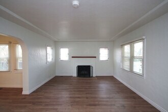 2350 Marengo Ave in Altadena, CA - Foto de edificio - Building Photo