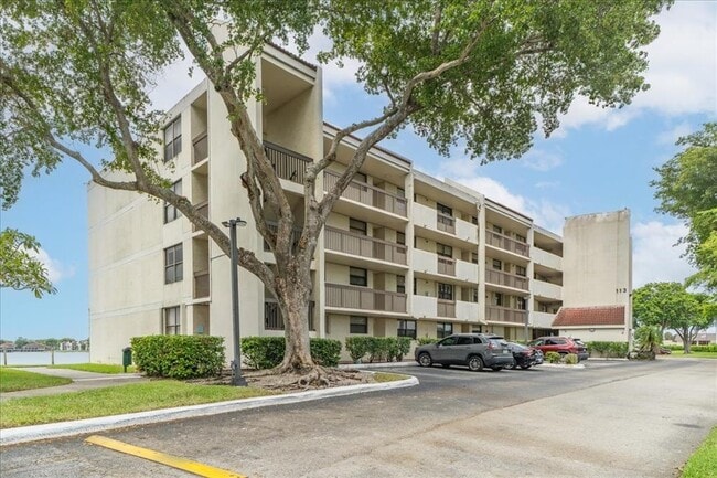 113 Lake Emerald Dr, Unit 201 in Oakland Park, FL - Foto de edificio - Building Photo