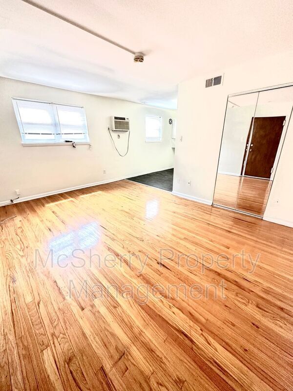 9513 Hoff St photo'