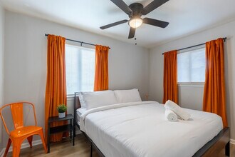 6302 Manor Rd in Austin, TX - Foto de edificio - Building Photo