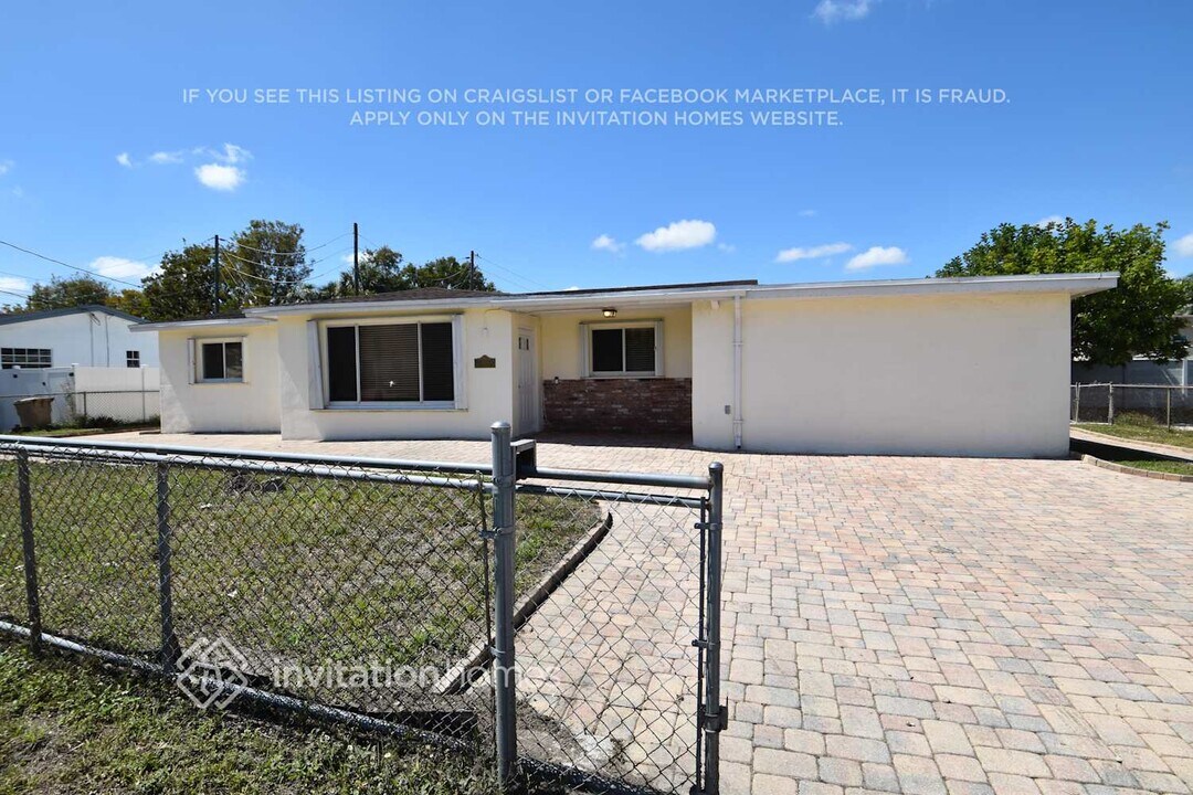 5811 SW 54th Terrace, Unit 1300-101 in Davie, FL - Building Photo