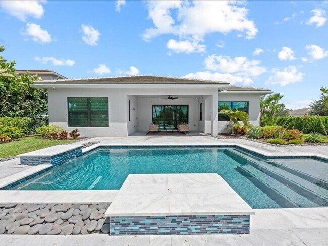 5577 St Armands Way in Westlake, FL - Building Photo - Building Photo