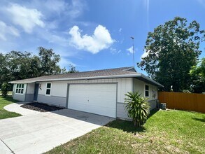 2301 SE Lennard Rd in Port St. Lucie, FL - Building Photo - Building Photo