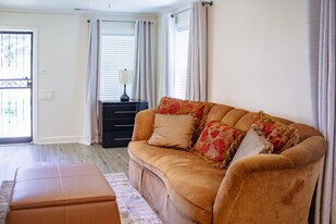 911 E Parkway S in Memphis, TN - Building Photo