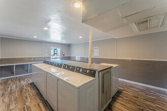 SOUTH CREST in Dallas, TX - Foto de edificio - Building Photo