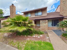 7936 Ellinger Ln in Houston, TX - Building Photo