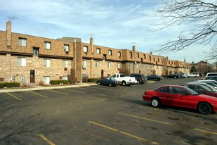 613-625 Pickwick Ct Apartments